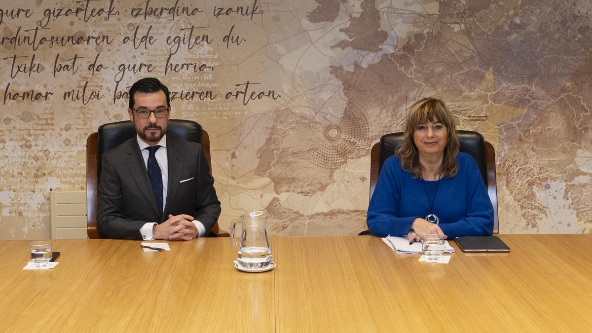 El secretario general de Acción Exterior y Euskadi Global del Gobierno vasco, Ander Caballero, junto a la vicepresidenta y consejera de Memoria y Convivencia, Acción Exterior y Euskera, Ana Ollo.