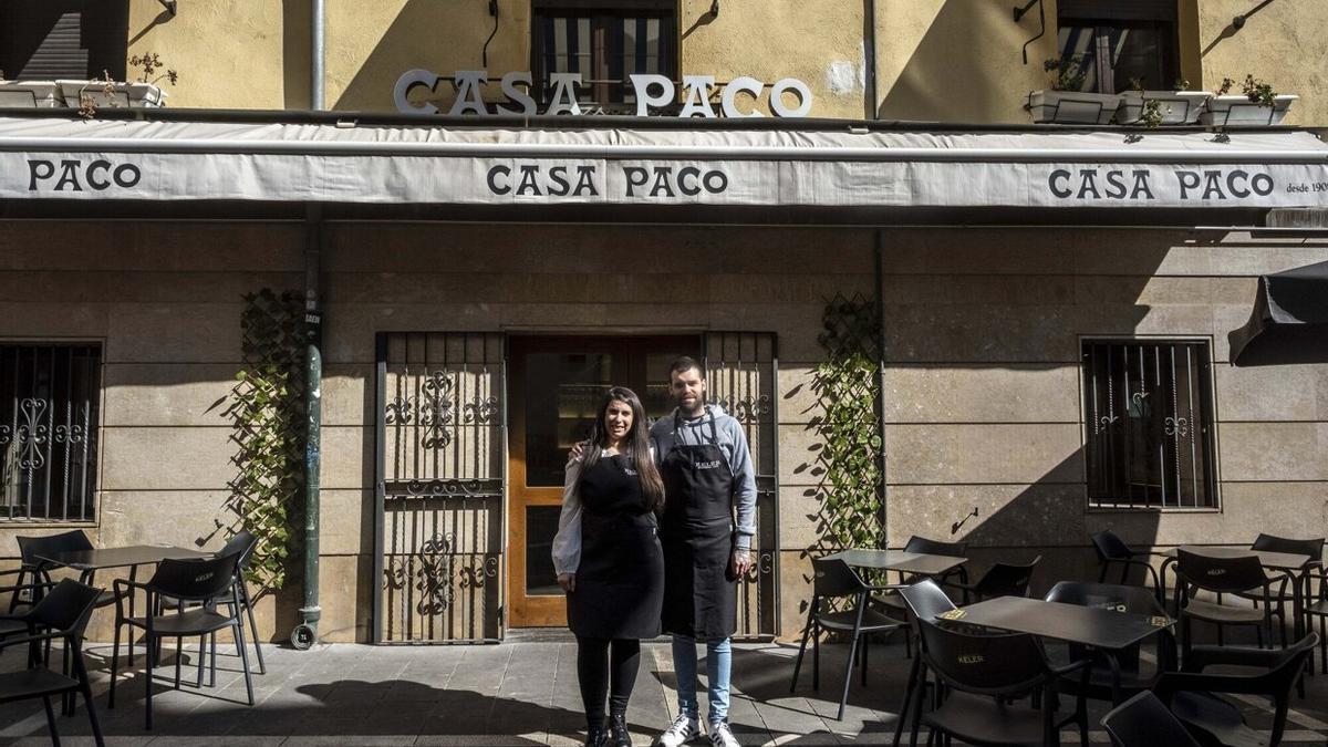 Celia de Pedro y Omar Fernández, a las puertas del bar Casa Paco que inauguran este jueves a partir de las 18.00 horas.