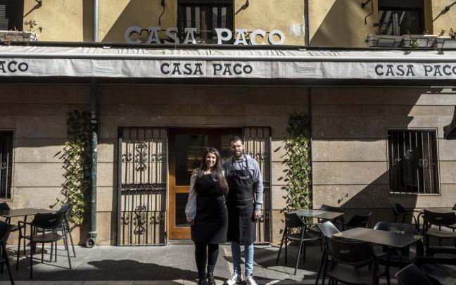 Celia de Pedro y Omar Fern&aacute;ndez, a las puertas del bar Casa Paco que inauguran este jueves a partir de las 18.00 horas.