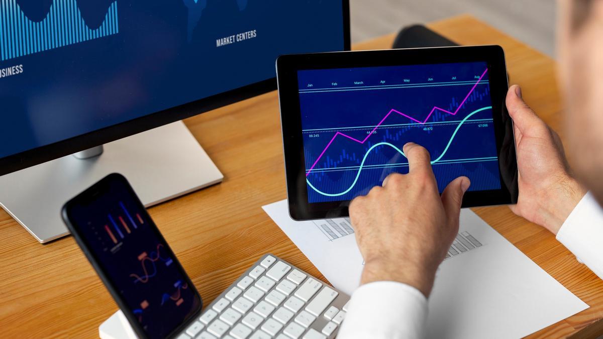 Un inversor analiza unas gráficas en su tablet.