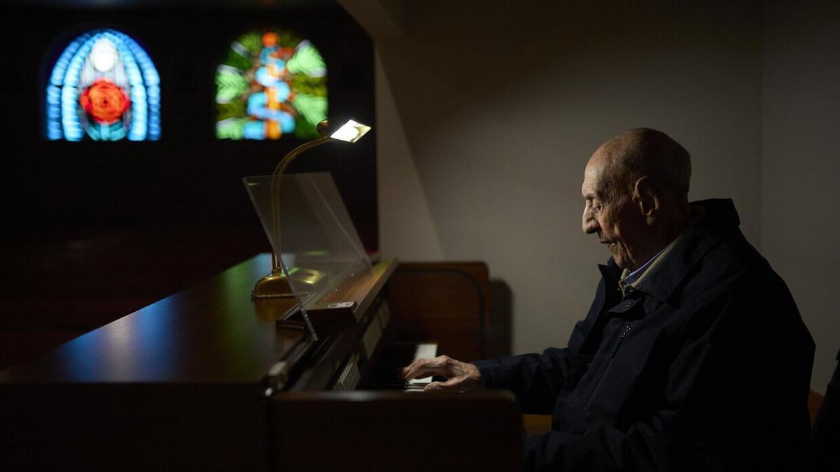 Tocando el órgano en la parroquia Corazón de Jesús de Iturrama, donde ameniza la misa de las diez todos los domingos.