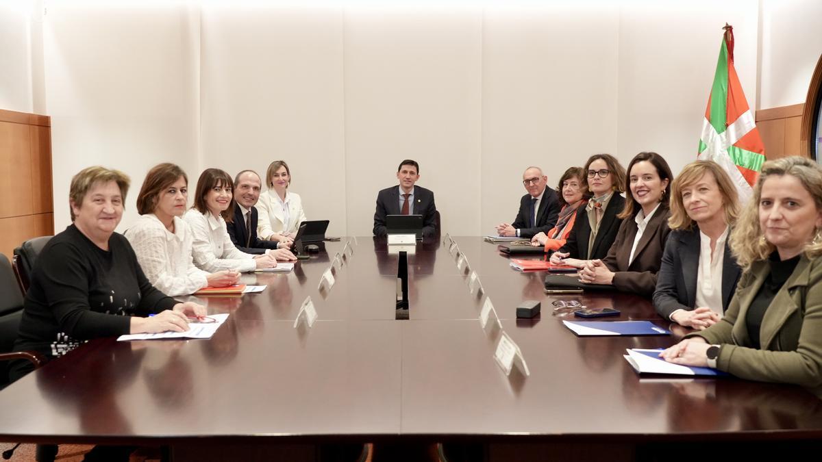 Reunión del CVF, presidida por el consejero d'Anjou en Gasteiz.