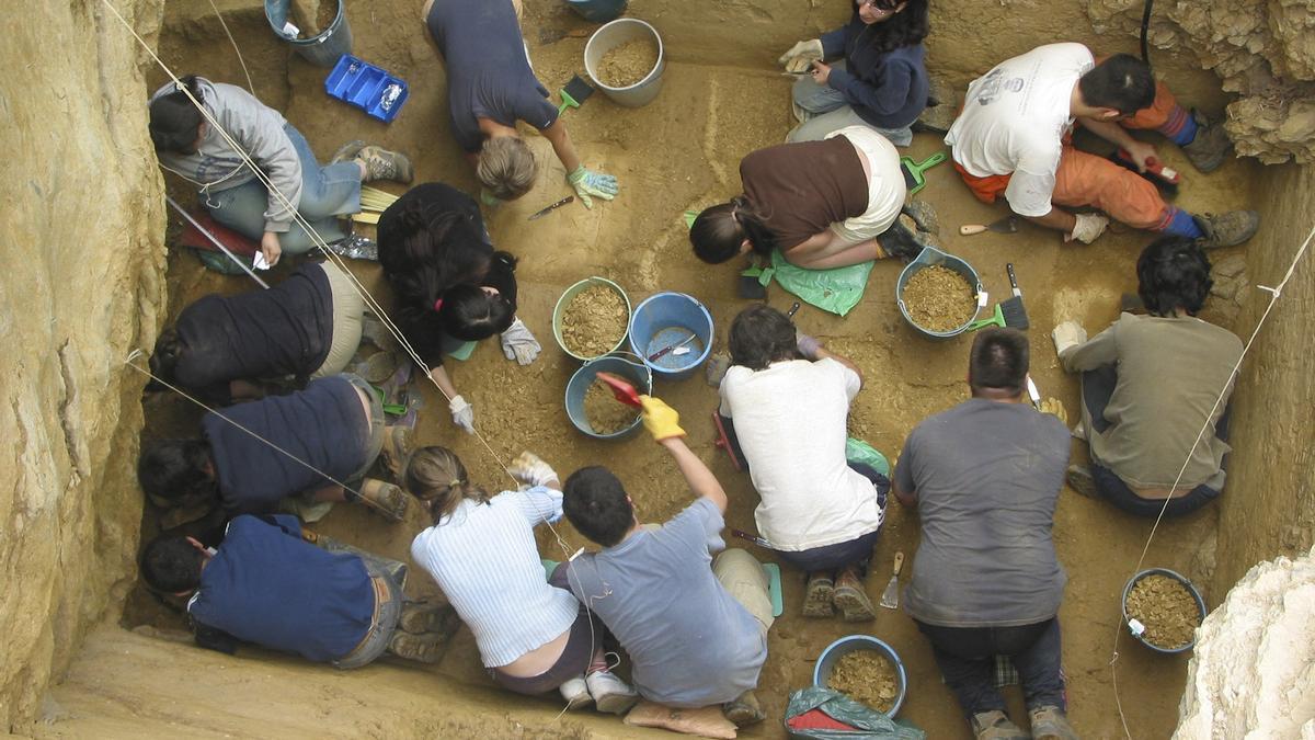 Excavaciones arqueológicas en la cueva de Lezetxiki en Arrasate.