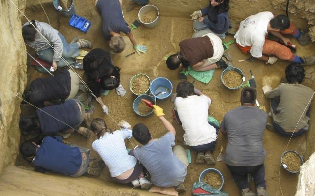Excavaciones arqueológicas en la cueva de Lezetxiki en Arrasate.