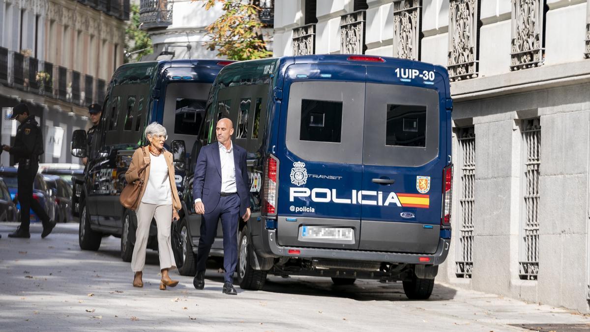 El expresidente de la Real Federación Española de Fútbol (RFEF), Luis Rubiales y su abogada Olga Tubau, a su llegada a declarar en la Audiencia Nacional.