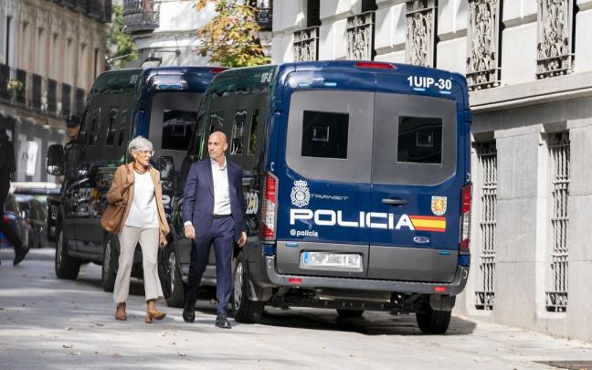 El expresidente de la Real Federación Española de Fútbol (RFEF), Luis Rubiales y su abogada Olga Tubau, a su llegada a declarar en la Audiencia Nacional.
