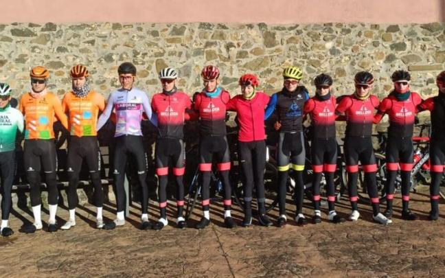 Díaz, Isasa, Alustiza y Ugarte, a finales del año pasado, con algunos cadetes y juveniles de la escuela de ciclismo.