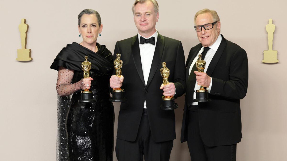 Christopher Nolan (centro), director de 'Oppenheimer', junto a Emma Thomas y Charles Roven, productores de la película.