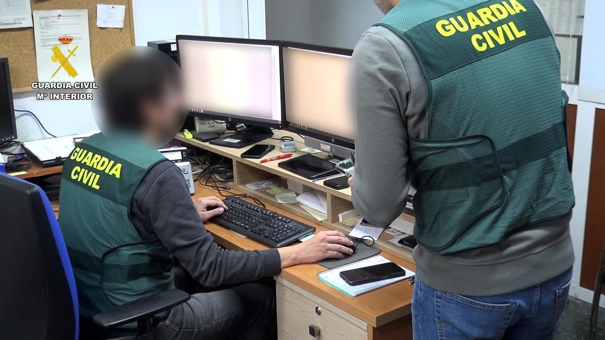 Agentes de la Guardia Civil visualizando las imágenes.