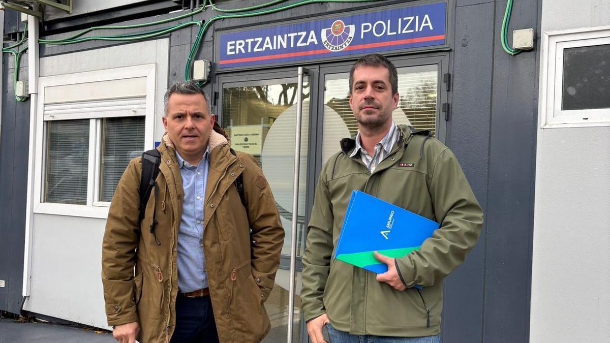 El alcalde y el concejal de Seguridad Ciudadana de Amurrio en su visita a la Ertzaintza