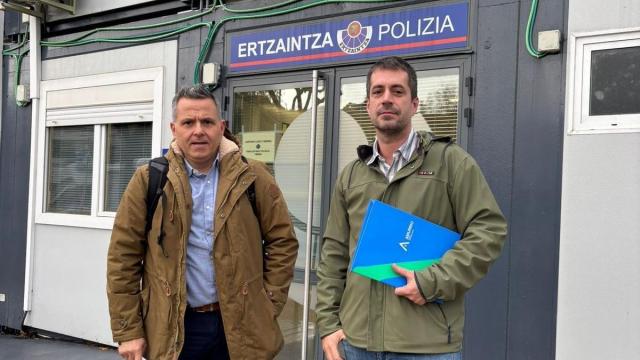 El alcalde y el concejal de Seguridad Ciudadana de Amurrio en su visita a la Ertzaintza
