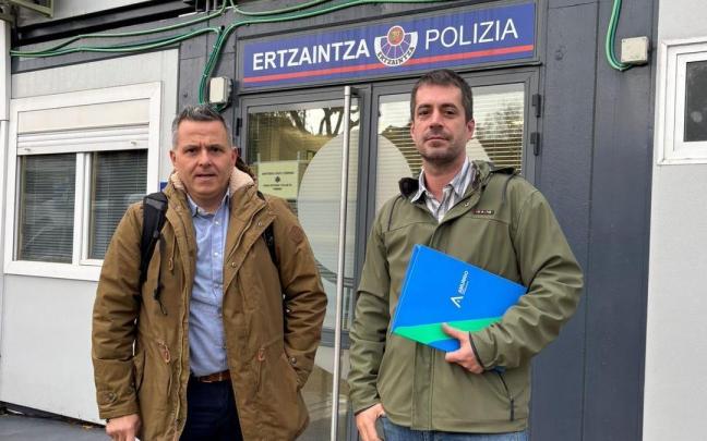 El alcalde y el concejal de Seguridad Ciudadana de Amurrio en su visita a la Ertzaintza