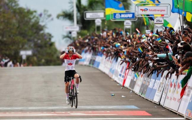 Entrada en meta de Vallieres, nueva campeona del Mundo de ruta femenina.
