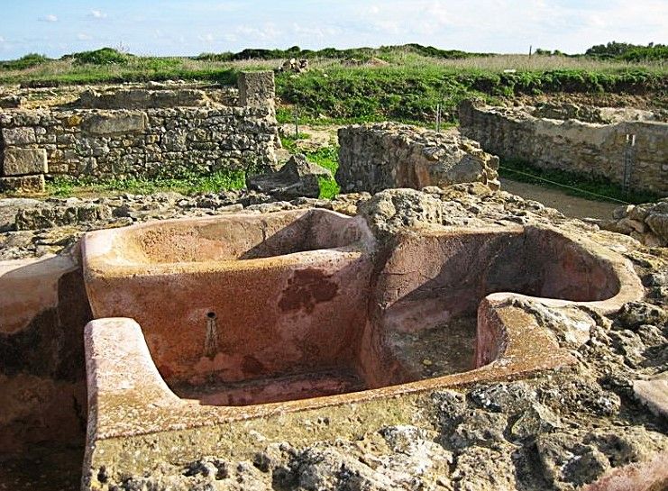 Restos de antiguas bañeras con su propio sistema de drenaje.