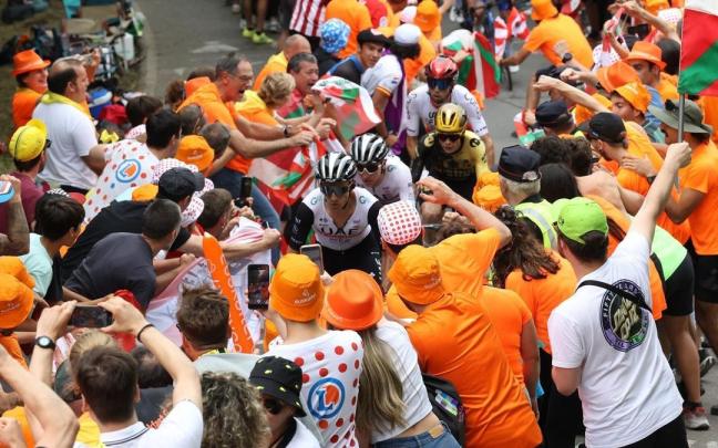 Subida a Pike Bidea en el pasado Tour con Adam Yates, Pogacar y Vingegaard entre el gentío.