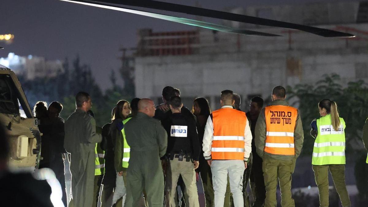 Mia Schem (4-i), la joven franco-israelí que apareció en un vídeo de Hamás, sale de un helicóptero en un centro médico de Ramat Gan, Israel, tras su liberación.