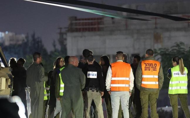 Mia Schem (4-i), la joven franco-israelí que apareció en un vídeo de Hamás, sale de un helicóptero en un centro médico de Ramat Gan, Israel, tras su liberación.