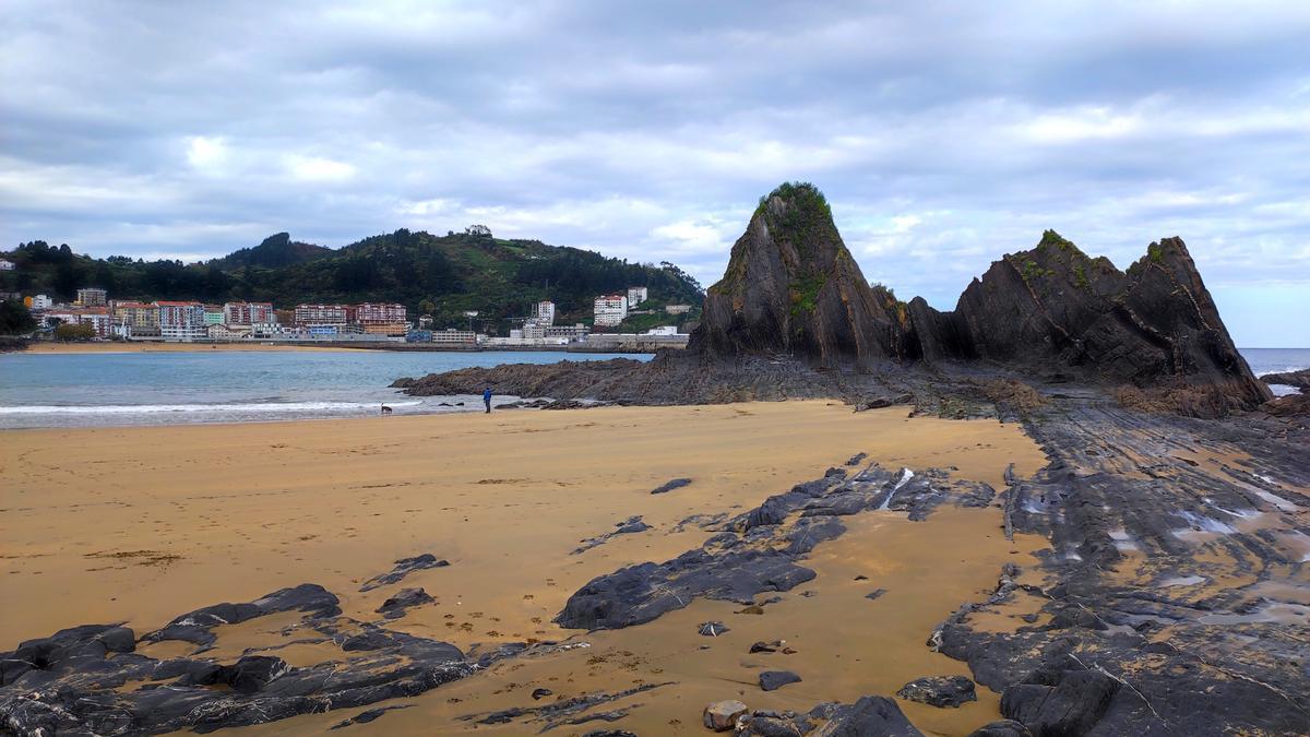 Vista de la playa mutrikuarra de Saturraran, con el puerto de Ondarroa al fondo.