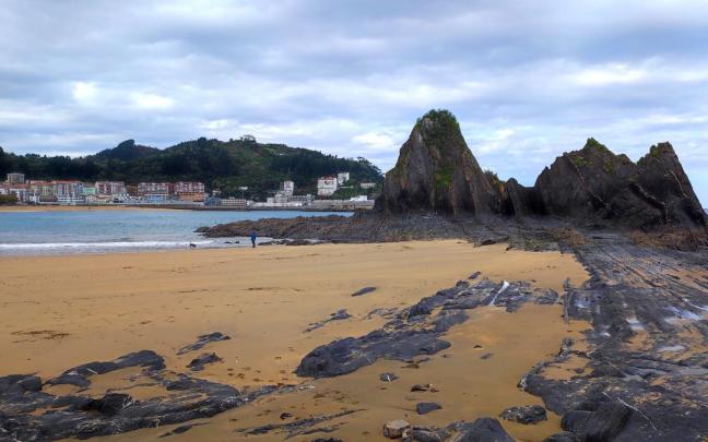 Vista de la playa mutrikuarra de Saturraran, con el puerto de Ondarroa al fondo.