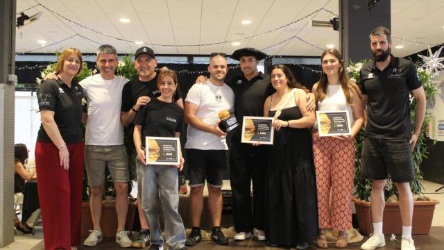 Lso premiados en Premiados en el concurso de hamburguesas con los reconocimientos del jurado.