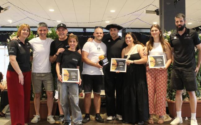 Lso premiados en Premiados en el concurso de hamburguesas con los reconocimientos del jurado.