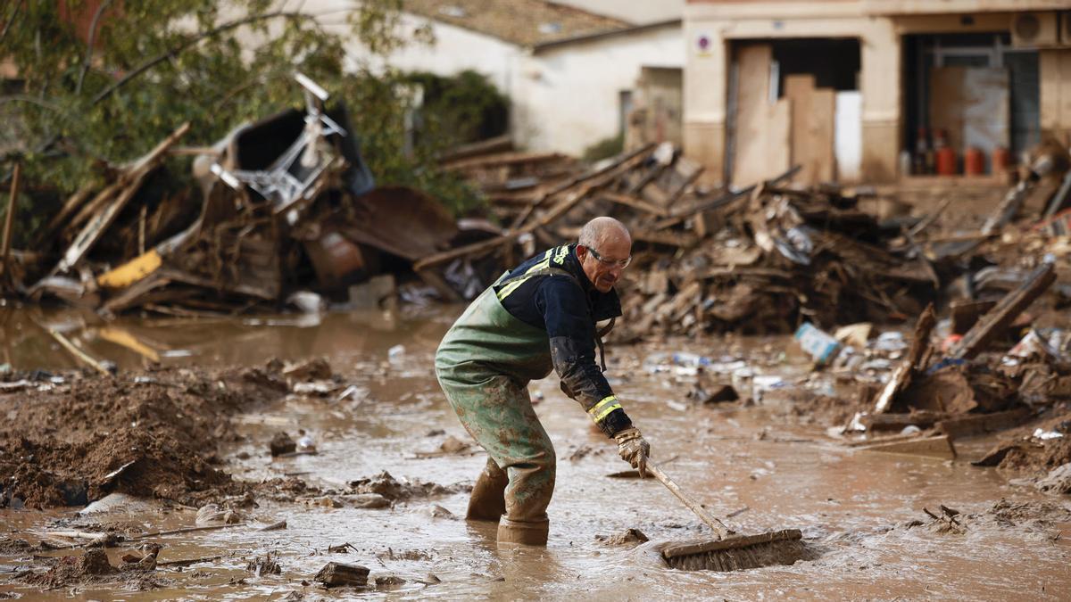 Un bombero participa en las labores de limpieza en las calles de Paiporta.