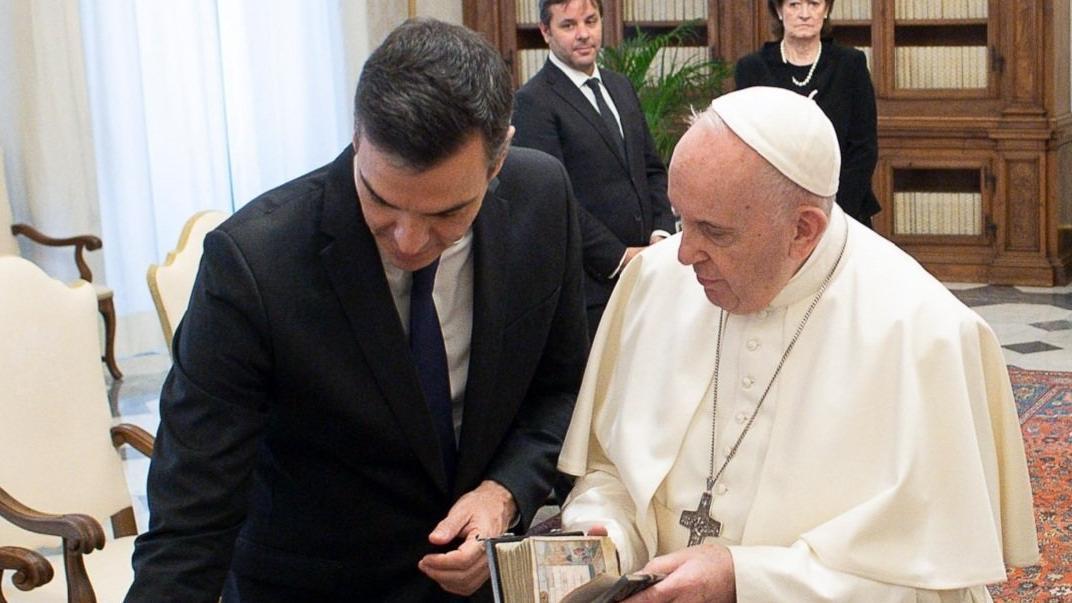 Sánchez junto al papa Francisco en una visita al vaticano en 2020.