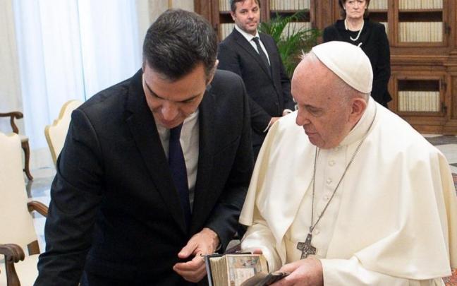 Sánchez junto al papa Francisco en una visita al vaticano en 2020.