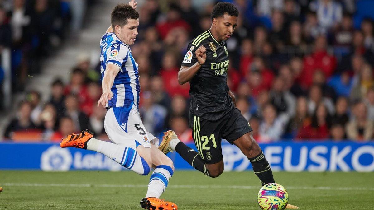 Zubeldia trata de cortar el avance de Rodrygo. / AFP7 VÍA EUROPA PRESS