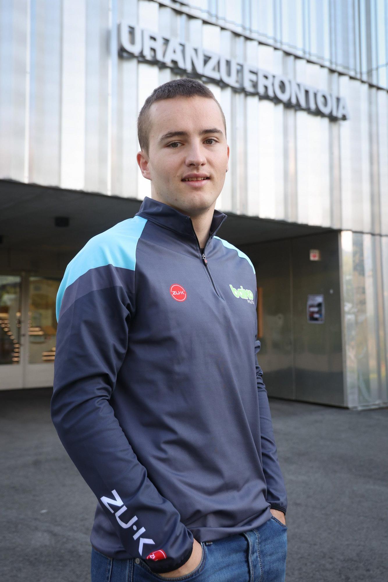 Unai Amiano posa en los alrededores del frontón Uranzu de Irun antes de su debut como profesional.