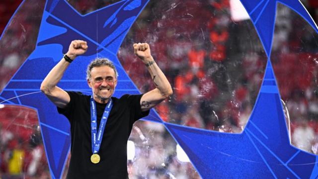 Luis Enrique Martínez celebra su segunda Champions League consecutiva con el Paris Saint-Germain.