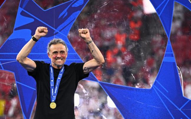 Luis Enrique Martínez celebra su segunda Champions League consecutiva con el Paris Saint-Germain.