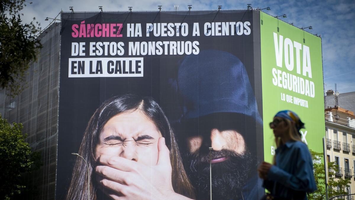 Lona de Vox que alude a la Ley del Solo sí es sí.