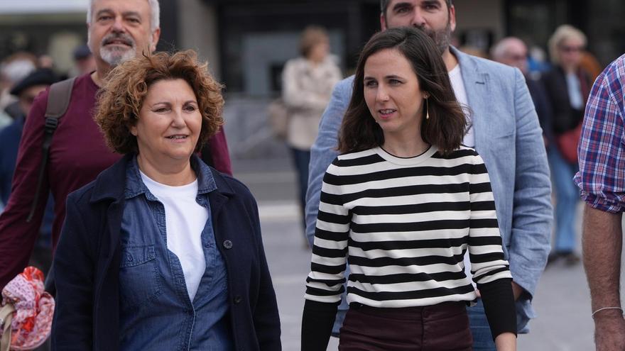 La coordinadora general de Podemos Euskadi, Pilar Garrido (i), y la secretaria general de Podemos, Ione Belarra (d), a su llegada a una manifestación en apoyo a Palestina, a 17 de marzo de 2024.