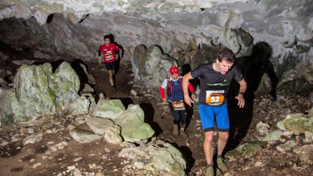 Transitar por una cueva es una de las particularidades de la Kobaz Koba Trail