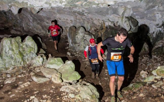 Transitar por una cueva es una de las particularidades de la Kobaz Koba Trail