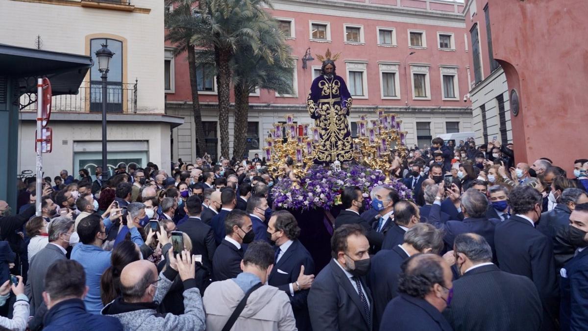 Imagen de una procesión de Semana Santa en Sevilla