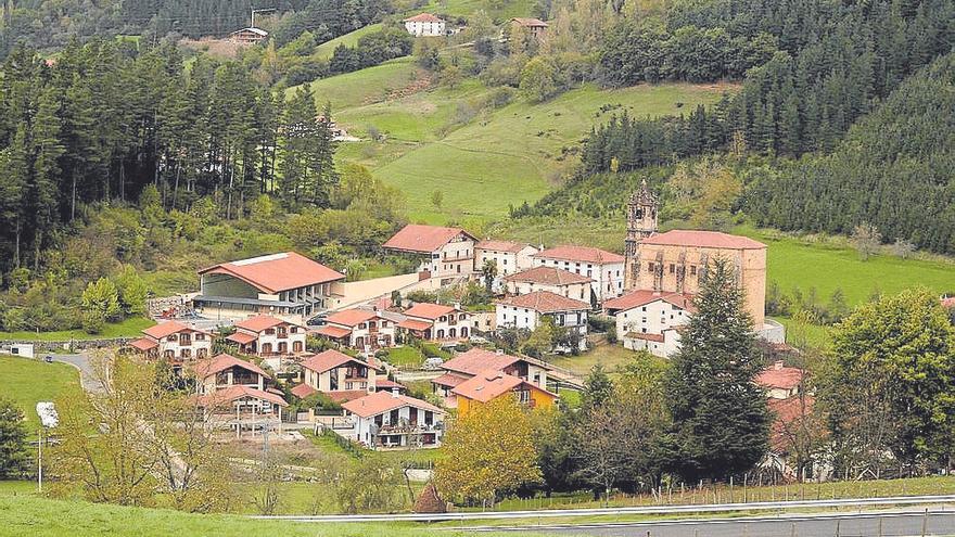 La iglesia San Miguel de Mutiloa destaca sobre el resto del pueblo.