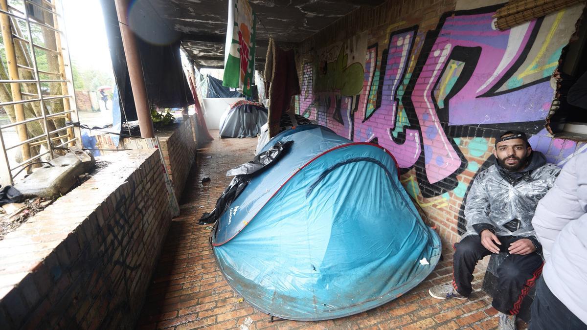 Tiendas de campaña y enseres de personas sin hogar.