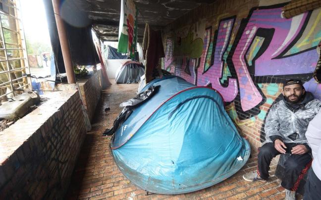 Tiendas de campaña y enseres de personas sin hogar.