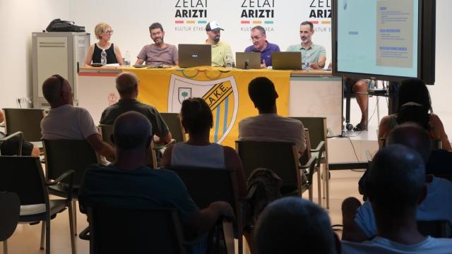 El presidente del Urola, Felipe Elgarresta, dirigiéndose a los socios.
