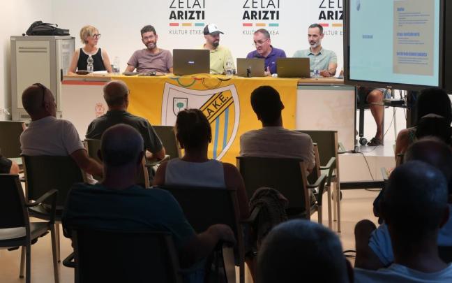 El presidente del Urola, Felipe Elgarresta, dirigiéndose a los socios.