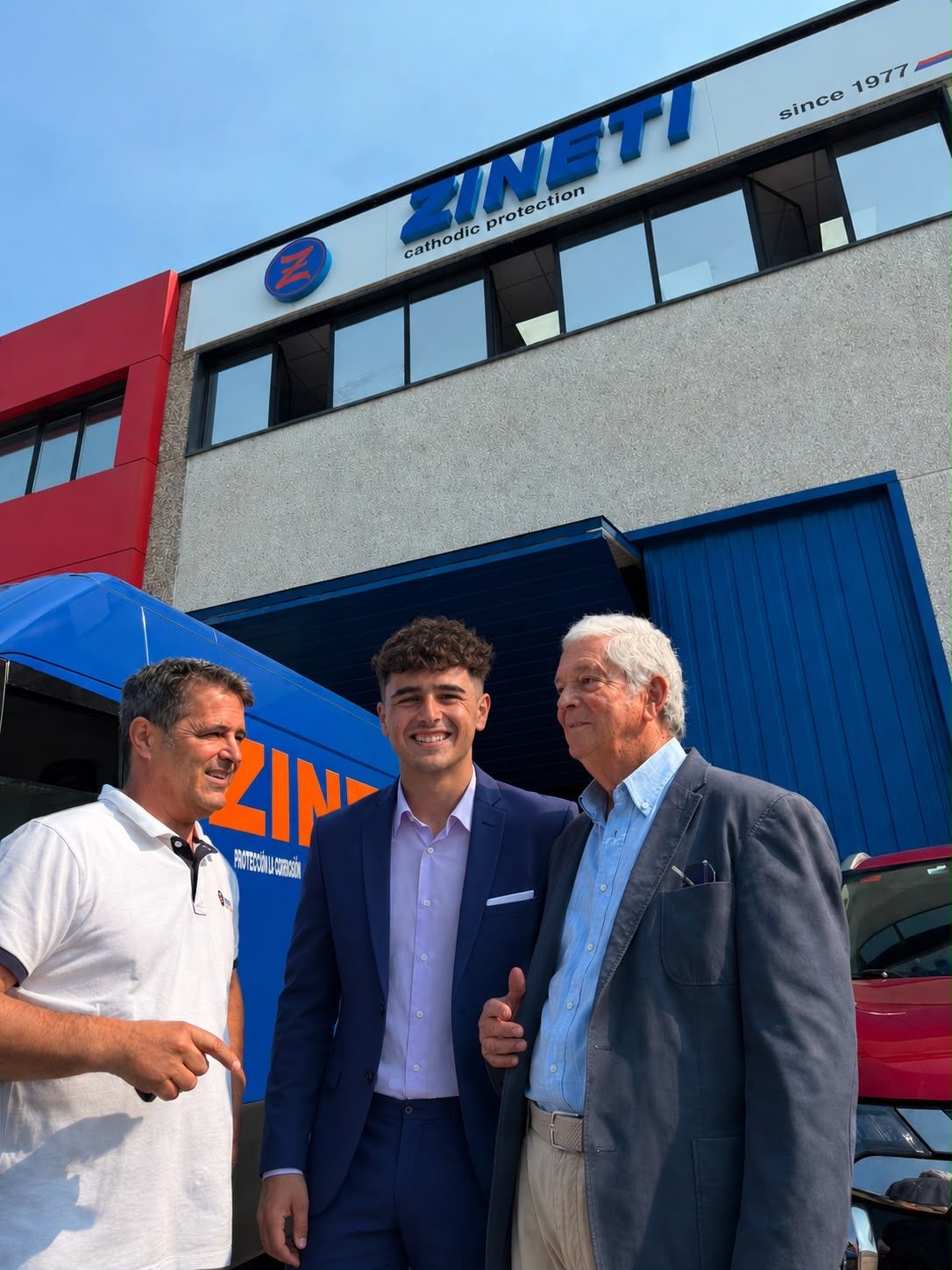 Ignacio Pérez (izquierda), junto a su sobrino y su padre en las instalaciones de la empresa