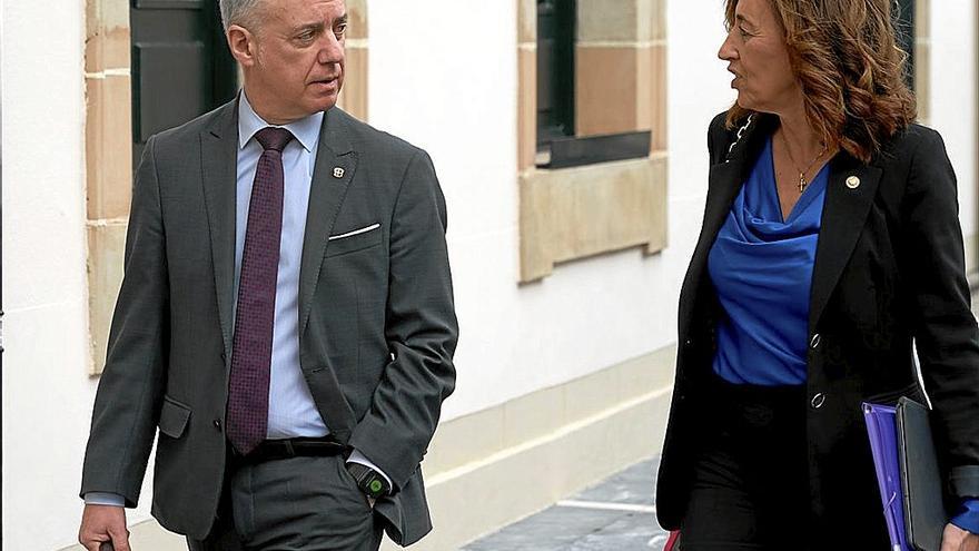 Iñigo Urkullu y la consejera Olatz Garamendi, ayer antes del Pleno en la Cámara vasca. | FOTO: EFE
