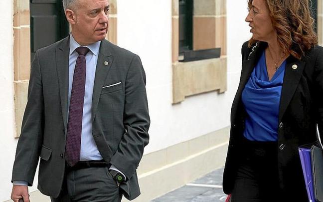 Iñigo Urkullu y la consejera Olatz Garamendi, ayer antes del Pleno en la Cámara vasca. | FOTO: EFE Iñigo Urkullu y la consejera Olatz Garamendi, ayer antes del Pleno en la Cámara vasca. | FOTO: EFE