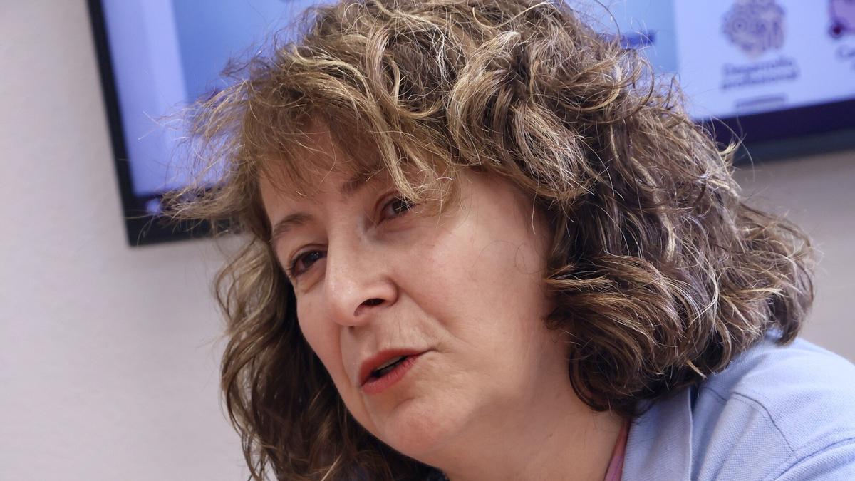 La OSI de Araba cuenta con 1.892 enfermeros, entre ellos Luis Ruano, Blanca Gallejones y Ana Isabel Pérez, y 1.000 TCAE, entre las que se encuentra Ana Rosa Gutiérrez, con una edad media cercana a los 45 años y un claro predominio femenino.