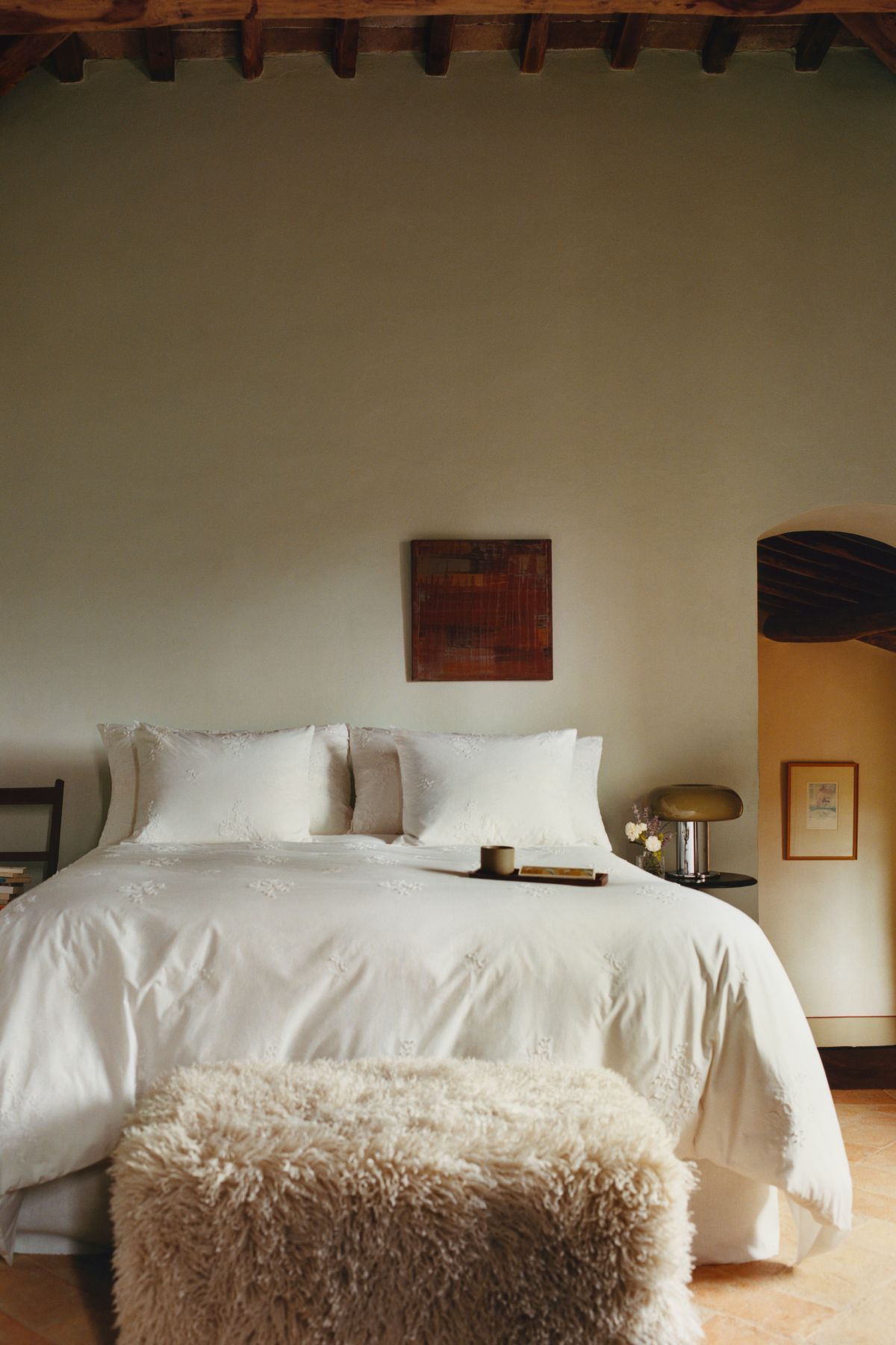 La pared, los textiles y el banco siguen el tono de la temporada, logrando una atmósfera relajante y serena.