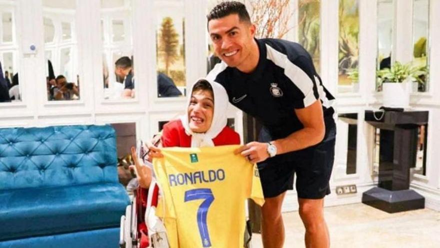 Cristiano Ronaldo junto a la artista iraní