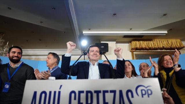 Alfonso Fernández Mañueco alza los puños en señal de victoria en su comparecencia tras confirmarse el triunfo del PP en los comicios de Castilla y León.