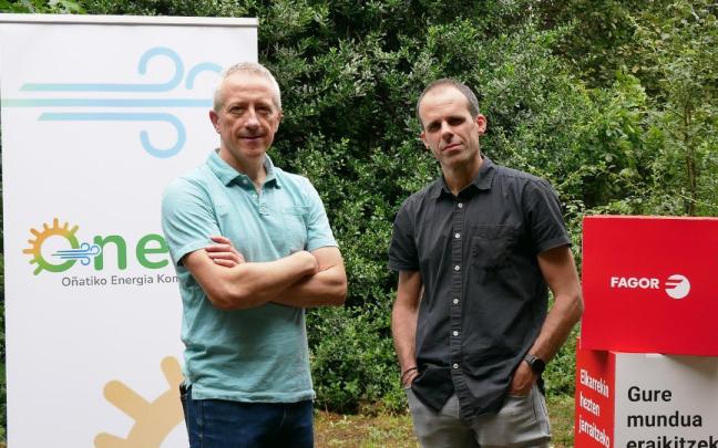 El presidente de Oneko, Raúl García, y el responsables de Sostenibilidad del Grupo Fagor, Aritz Otxandiano, tras la firma del acuerdo.